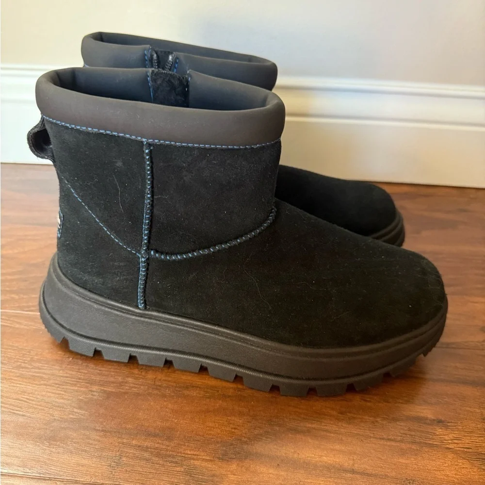 Koolaburra by UGG Koola Mini Hybrid Boots with Black Suede and Tread-Size 7 NWT